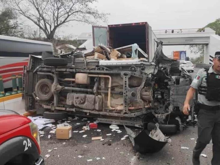Aparatoso accidente de camioneta con mercancía de papelería en la Córdoba-Veracruz