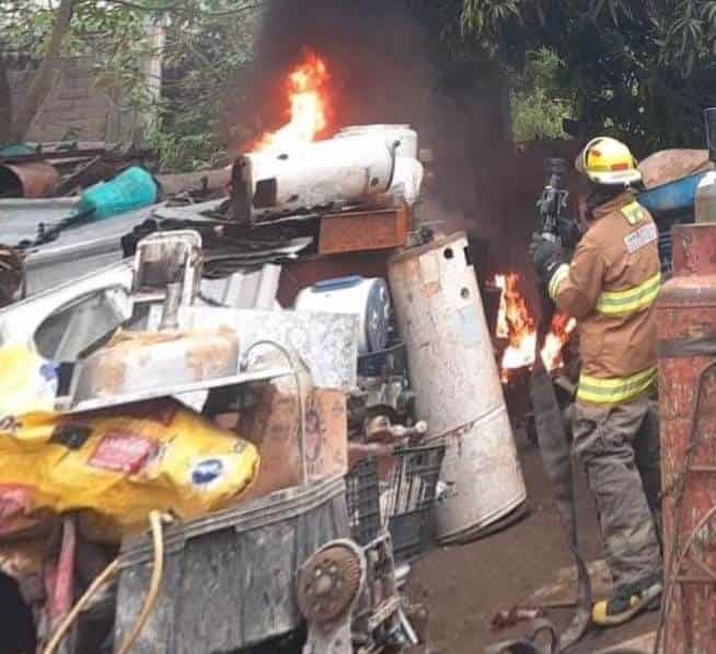 Fallece trabajador quemado durante incendio en chatarrera