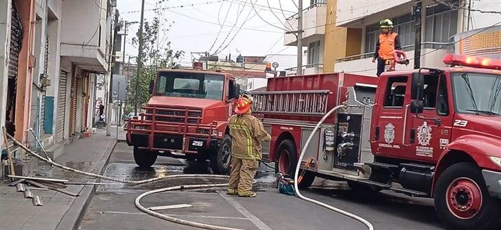 Se incendia local en pleno centro de Córdoba