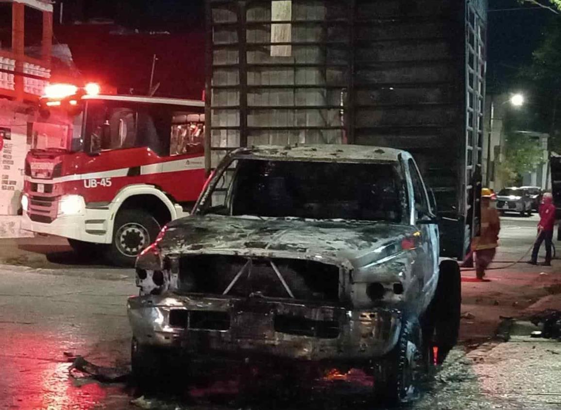 Camioneta se incendió frente a negocio de chatarra en la Rafael Hernández Ochoa