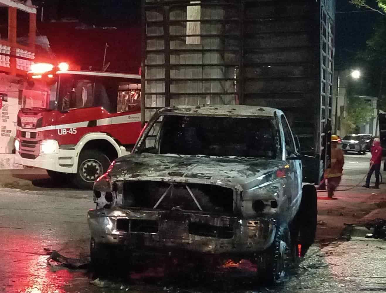 Camioneta se incendió frente a negocio de chatarra en la Rafael Hernández Ochoa