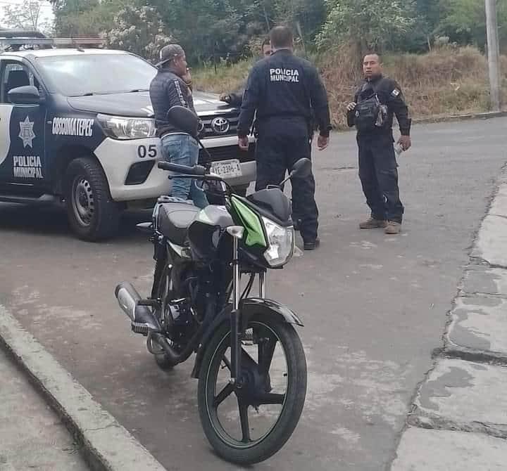 Detienen a presunto ladrón de motocicleta en Coscomatepec