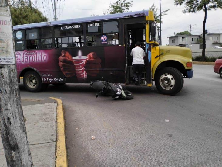 Autobús embiste a motociclista en avenida Lázaro Cárdenas de Xalapa
