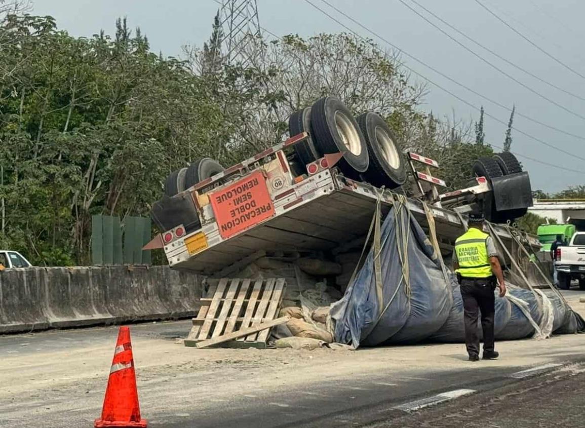 Plataforma con toneladas de cemento terminó volcada en la autopista Cosoleacaque-Nuevo Teapa