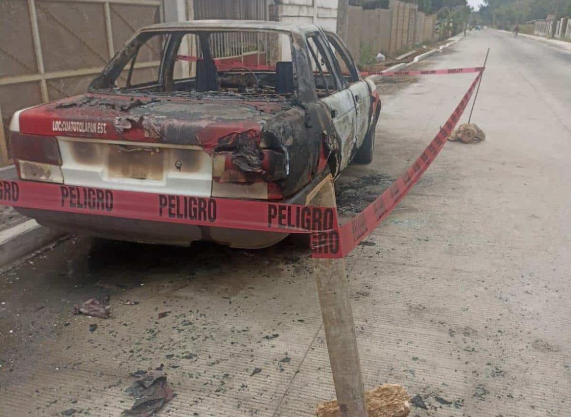 Desconocidos incendian taxi en Hueyapan de Ocampo
