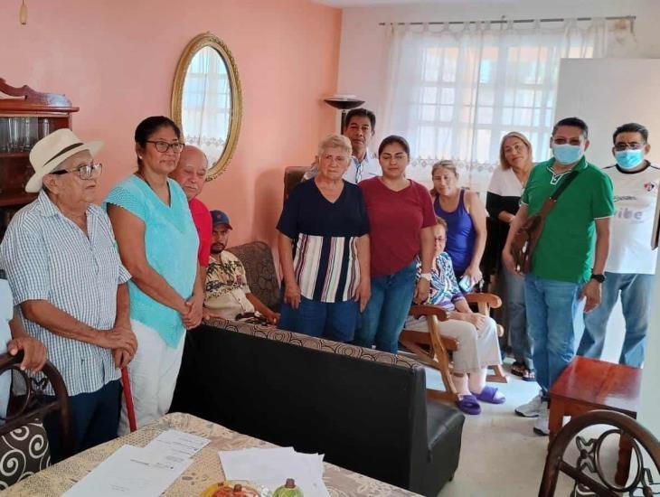 Abuelita enferma denuncia que su hijastro la quiere despojar de su casa en colonia de Coatzacoalcos | VIDEO