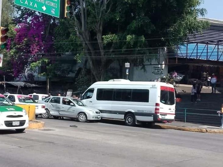 Caos en la entrada a Caxa, en Xalapa: choque múltiple afecta tráfico