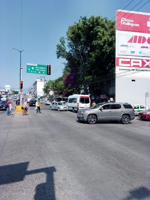 Caos en la entrada a Caxa, en Xalapa: choque múltiple afecta tráfico