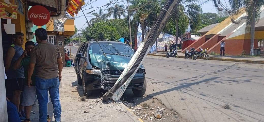 Camioneta choca contra poste de CFE en Atoyac; hay tres lesionados