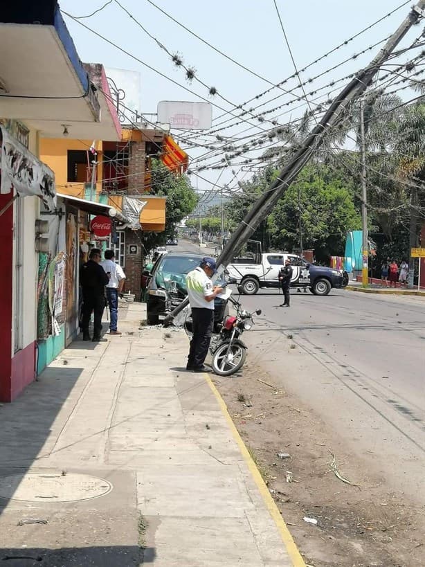 Camioneta choca contra poste de CFE en Atoyac; hay tres lesionados