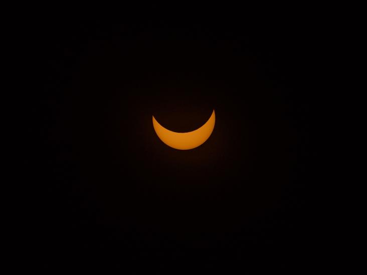Así se observó el eclipse solar en Xalapa; no se repetirá en México hasta 2050 (Galería)
