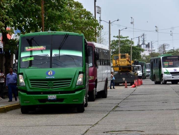 Pasajera exhibe este insólito accidente en transporte público de Coatzacoalcos