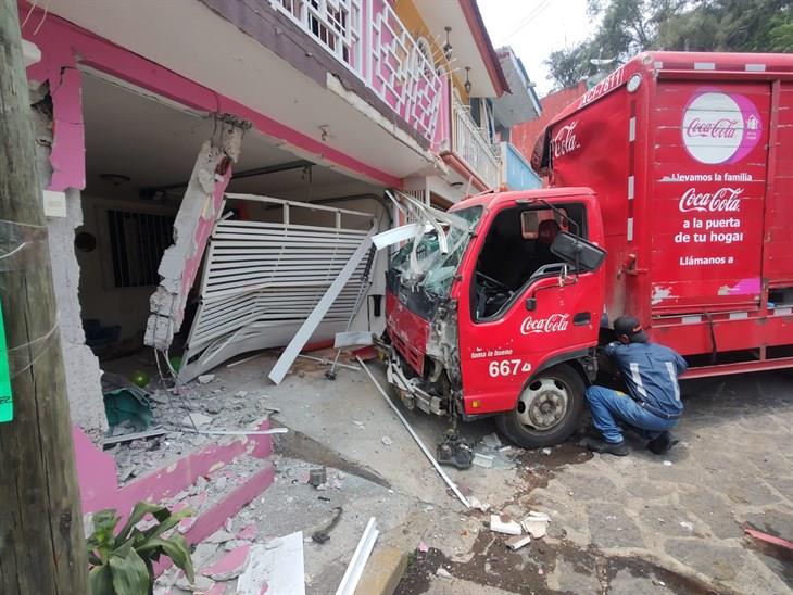 ¡Se queda sin frenos!; camión de Coca Cola se impacta contra una casa en Lomas Verdes 