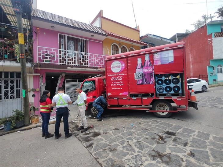 ¡Se queda sin frenos!; camión de Coca Cola se impacta contra una casa en Lomas Verdes 