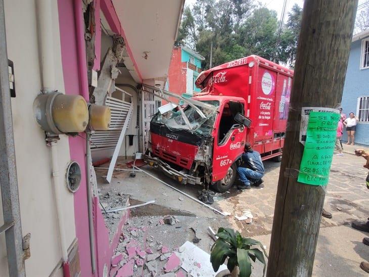 ¡Se queda sin frenos!; camión de Coca Cola se impacta contra una casa en Lomas Verdes 