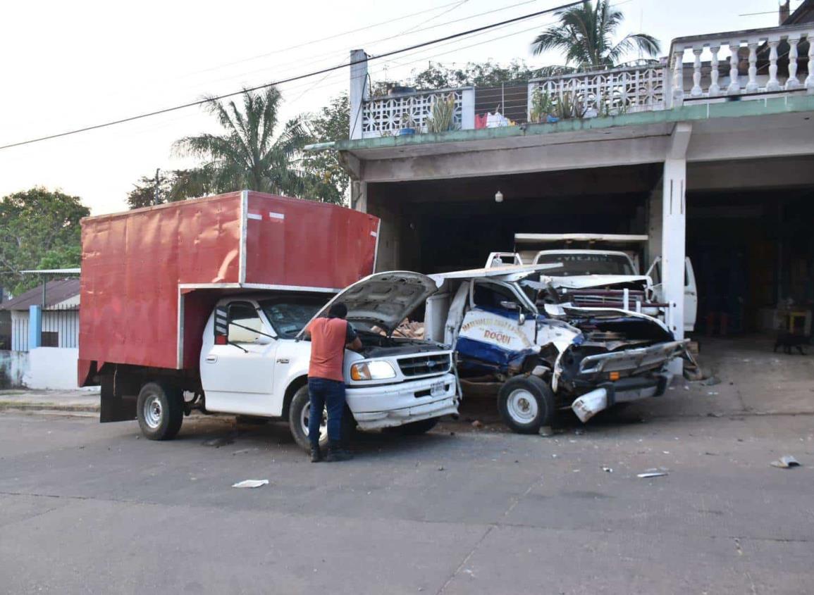 Camioneta a exceso de velocidad casi provoca tragedia en Acayucan | VIDEO
