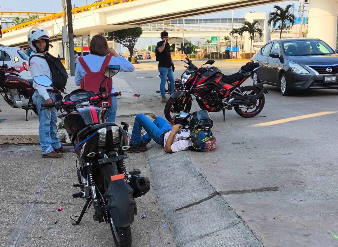 Moto se impacta contra taxi en Coatzacoalcos: hay 2 lesionados | VIDEO