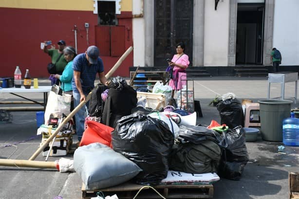 Tras más de un año de plantón, se retira FNLS de la plaza Lerdo de Xalapa (FOTOS)