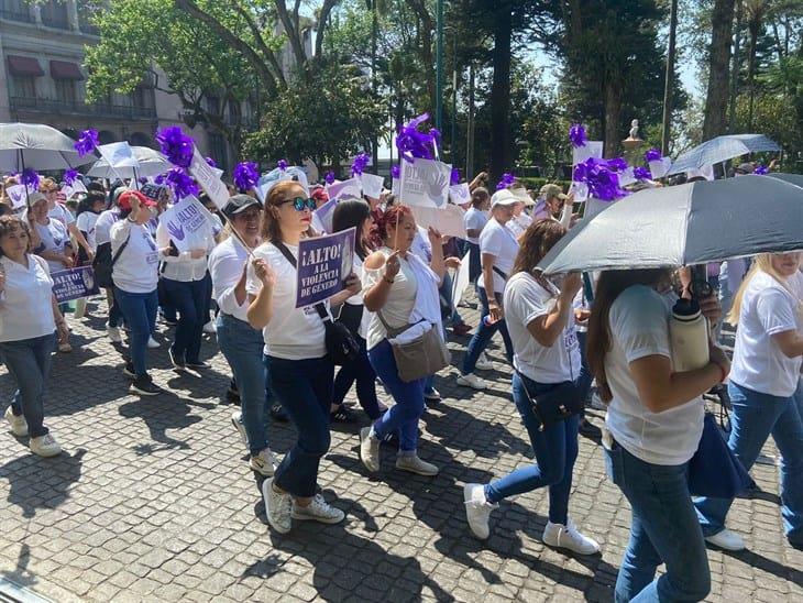 En el centro de Xalapa, marchan en apoyo a Rocío Nahle; piden parar violencia política