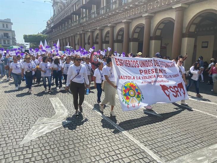 En el centro de Xalapa, marchan en apoyo a Rocío Nahle; piden parar violencia política