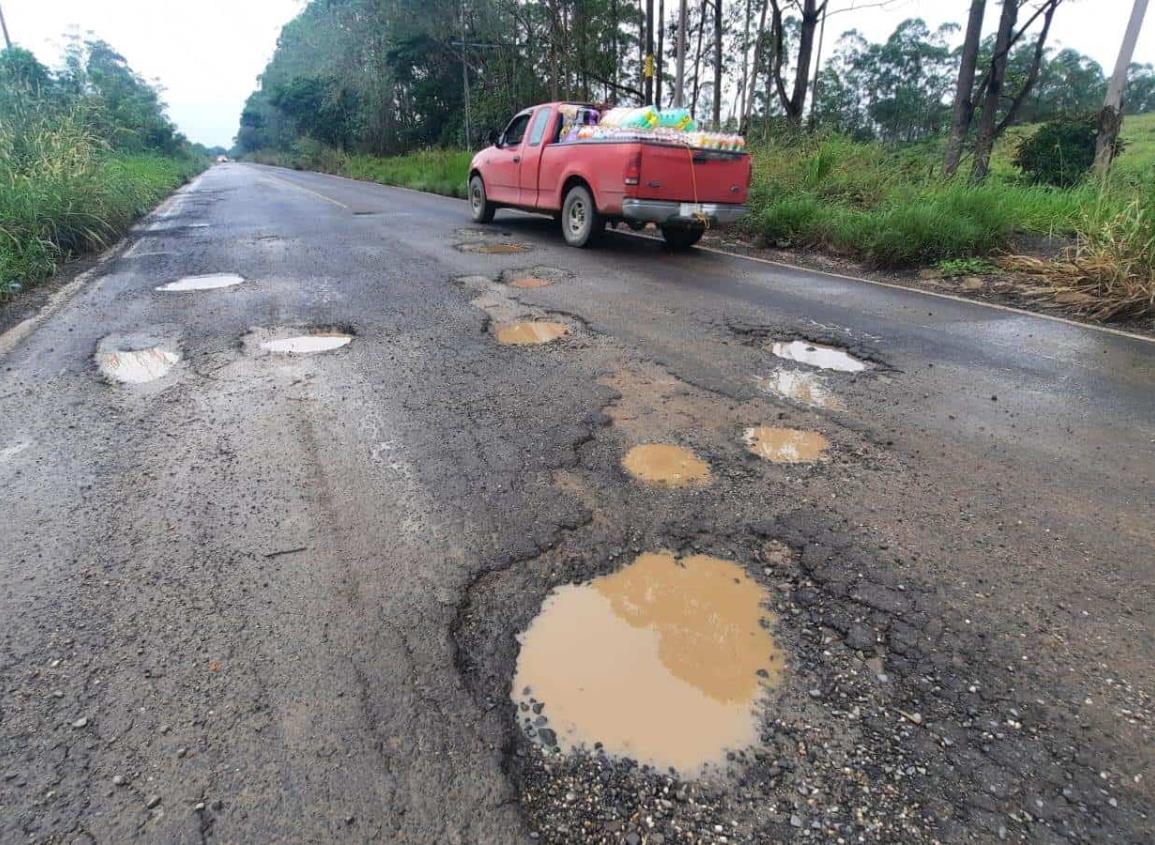 En malas condiciones la carretera Las Choapas-Paralelo; Rocío Nahle se comprometió a su reparación