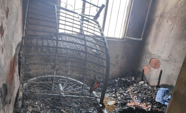 Voraz incendio arrasa con vivienda en Nogales