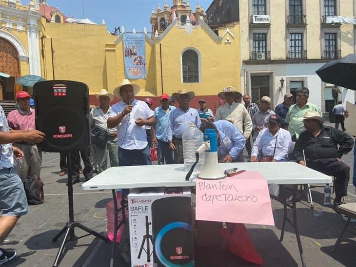Cafetaleros se manifiestan en el centro de Xalapa; exhiben pérdidas económicas