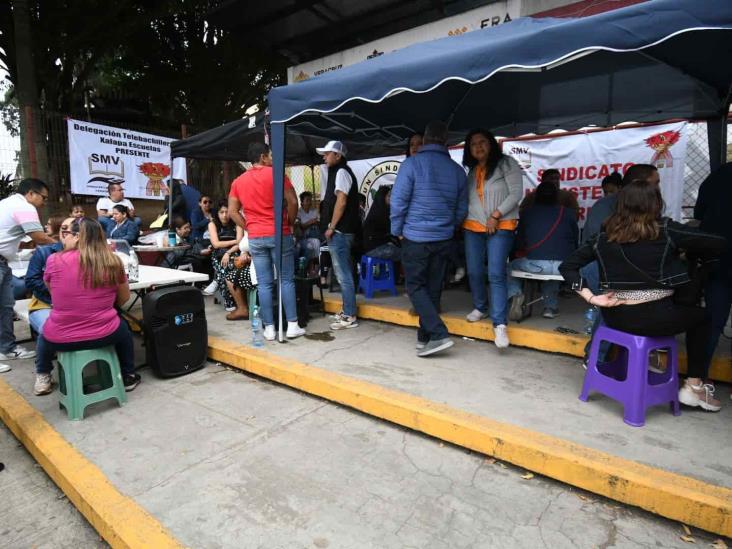 Sindicatos mantienen tomada las oficinas de la SEV en Xalapa