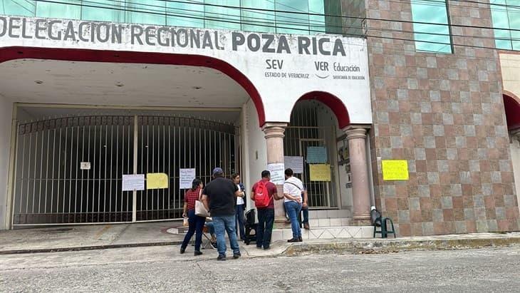 Toman oficinas de la SEV en Poza Rica; reclaman trato justo para organizaciones magisteriales
