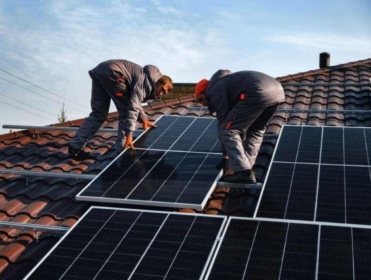 ¿La CFE te puede multar si instalas paneles solares? Esto sabemos