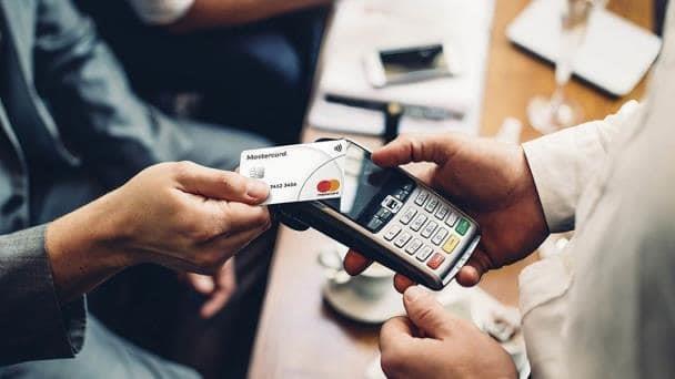 CAFÉ DE MAÑANA: Ilegal pago por uso de tarjetas bancarias