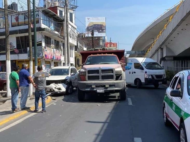 Daños materiales deja choque en lateral de puente Bicentenario, en Xalapa