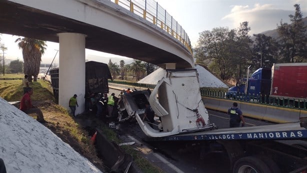 Tráiler fuera de control se estrella contra puente en Ciudad Mendoza
