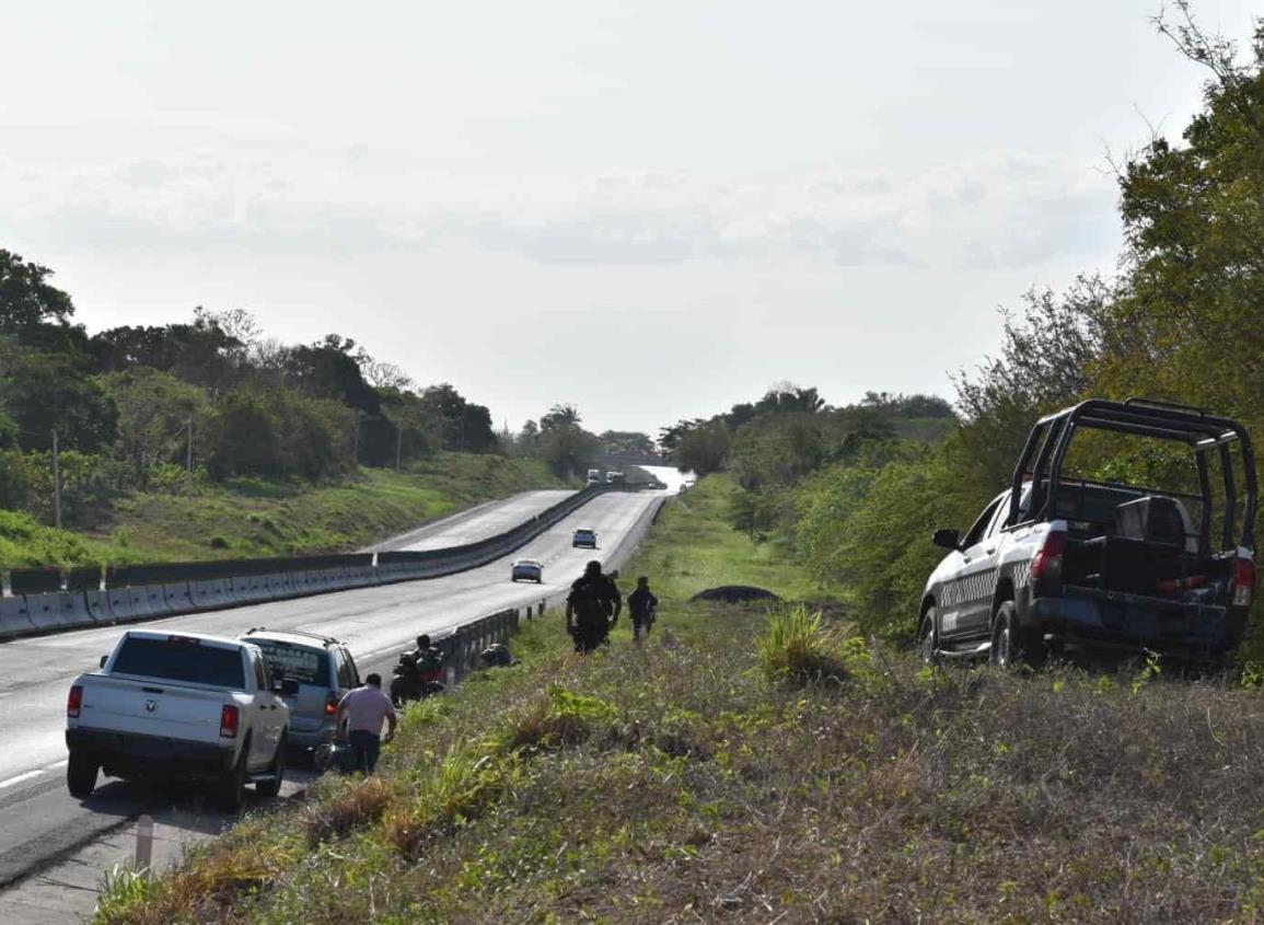 Localizan cuerpo putrefacto en autopista de Acayucan l VIDEO
