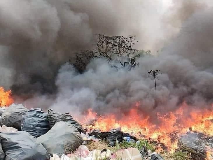 Arde en llamas basurero municipal de Ixhuatlan del Sureste