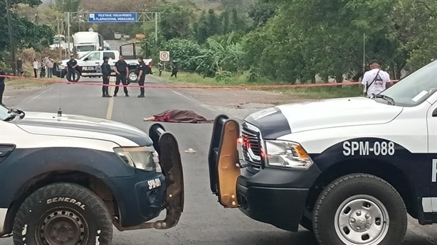 Motociclista arrolla y mata a mujer en la carretera en Tlapacoyan