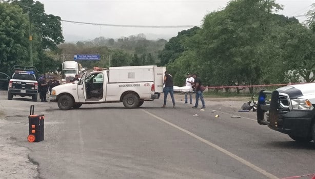 Motociclista arrolla y mata a mujer en la carretera en Tlapacoyan
