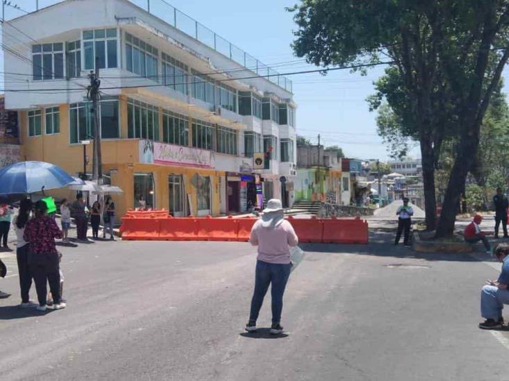 Falta de agua en Xalapa; vecinos vuelven a cerrar avenida Ruiz Cortínez