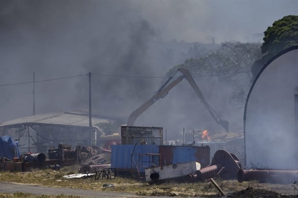Arden cámpers en el poniente de Coatzacoalcos; incendio a punto de salirse de control l VIDEO