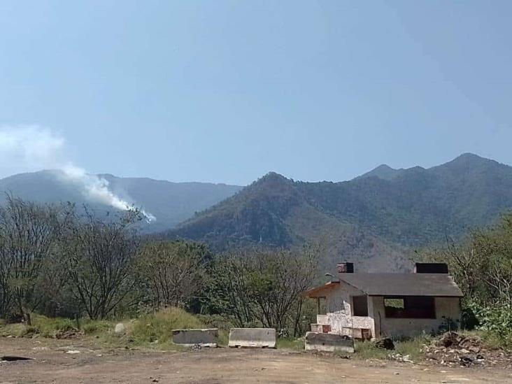 Incendio en el cerro de Tenango no ha podido ser controlado; bomberos continúan en la zona