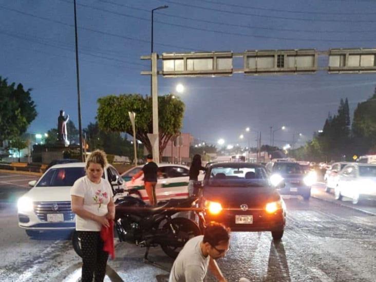 Moto y auto protagonizan choque en avenida Lázaro Cárdenas de Xalapa
