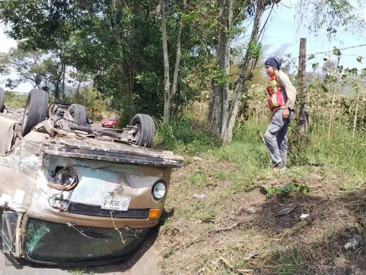 Combi impacta a auto en carretera Orizaba-Córdoba; maestra resulta lesionada