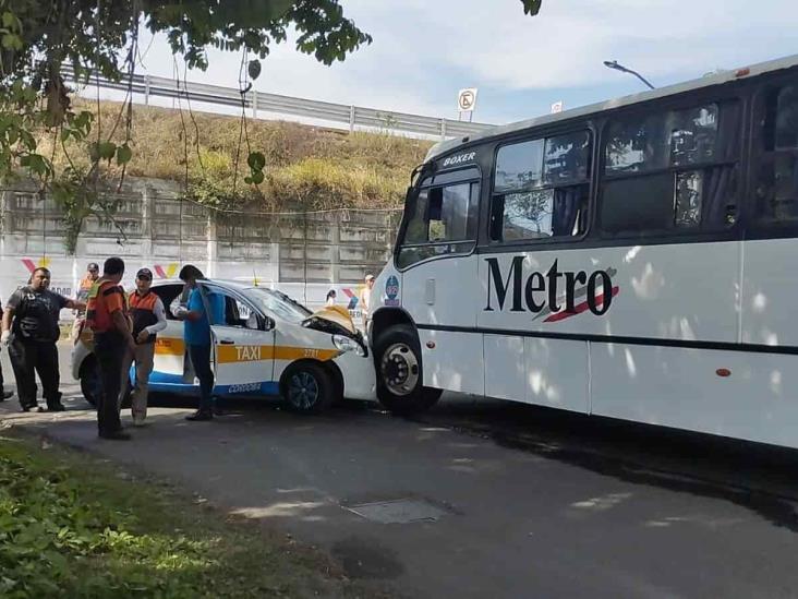 Aparatoso choque entre taxi y autobús deja un lesionado en Fortín