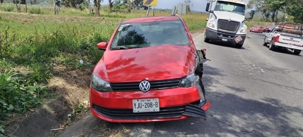 Combi impacta a auto en carretera Orizaba-Córdoba; maestra resulta lesionada