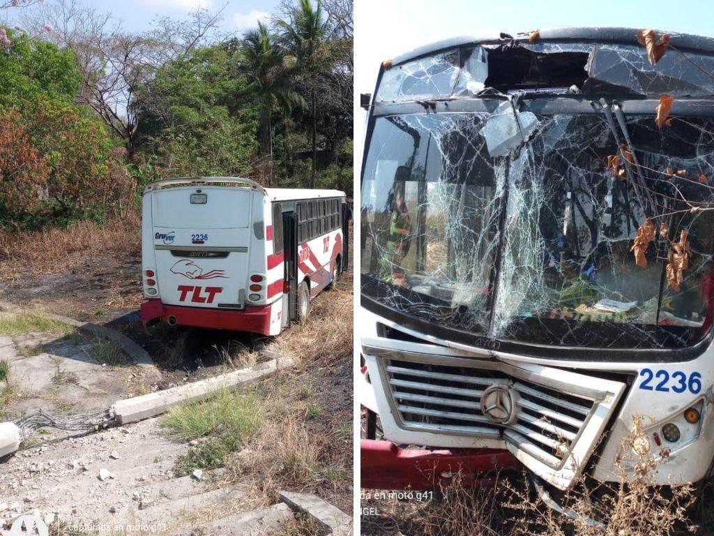 Autobús de Los Tuxtlas se sale del camino y choca contra poste; hay una persona lesionada