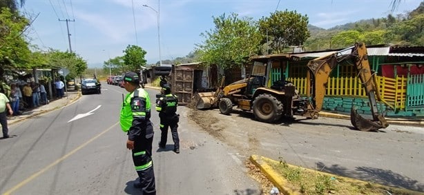 Camión de carga pierde el control y sufre volcadura en calles de Córdoba