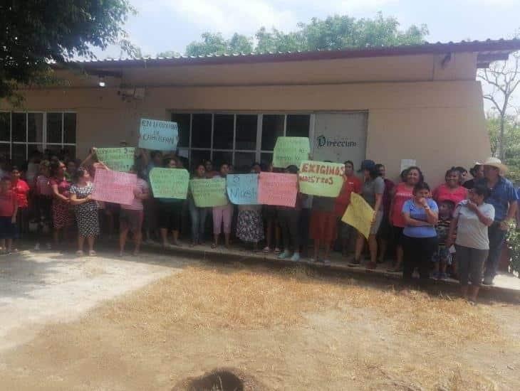 Protesta en primaria de Hidalgotitlan por falta de Maestros ¡5 años sin respuesta!