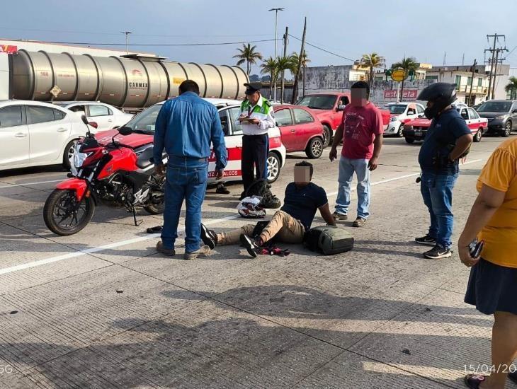Motociclista termina lesionado tras ser embestido por un taxi en Coatzacoalcos