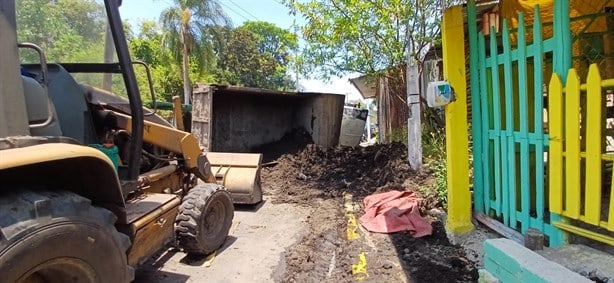 Camión de carga pierde el control y sufre volcadura en calles de Córdoba