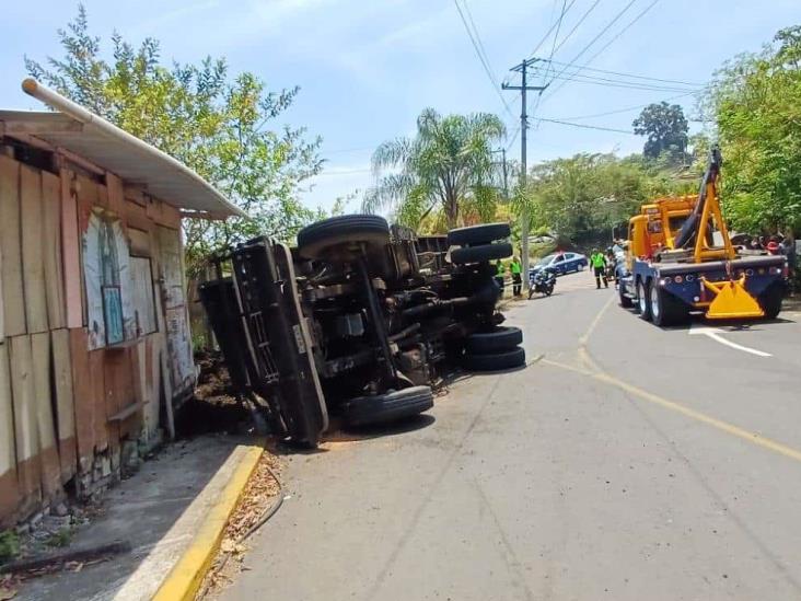 Camión de carga pierde el control y sufre volcadura en calles de Córdoba